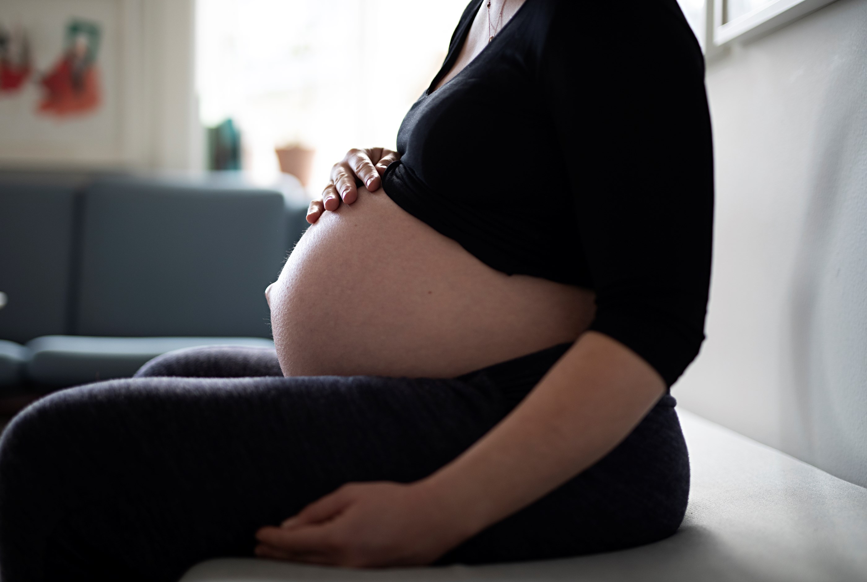 Billede af en gravid mave.