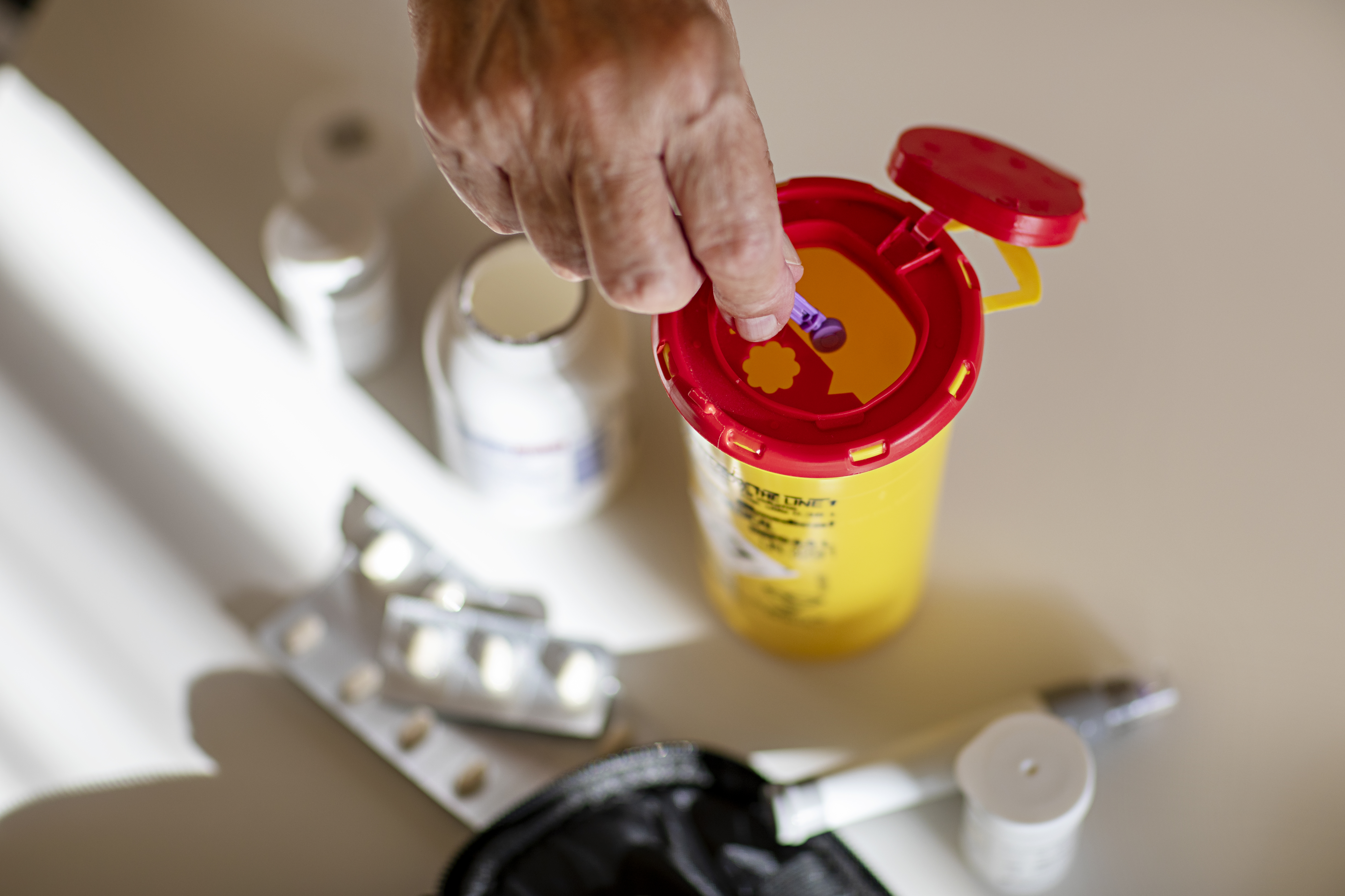 Billede af en kanyleboks, hvor skarpe genstande fra diabeteshåndtering skal puttes i.