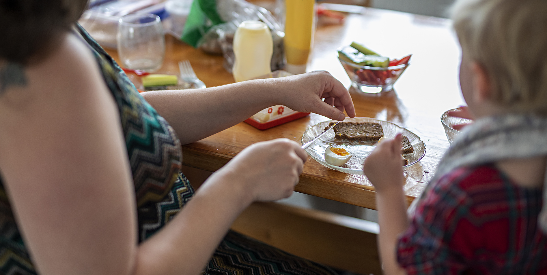 Billede af barn og mor, der spiser. 