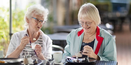 Billede af to kvinder, der spiser sammen.